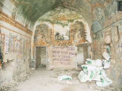 In fondo, sul muro che un tempo accoglieva l'altare, campeggia una frase di ispirazione dantesca: "Qui si entra nella citt� dolente, qui si entra nell'eterno dolore"